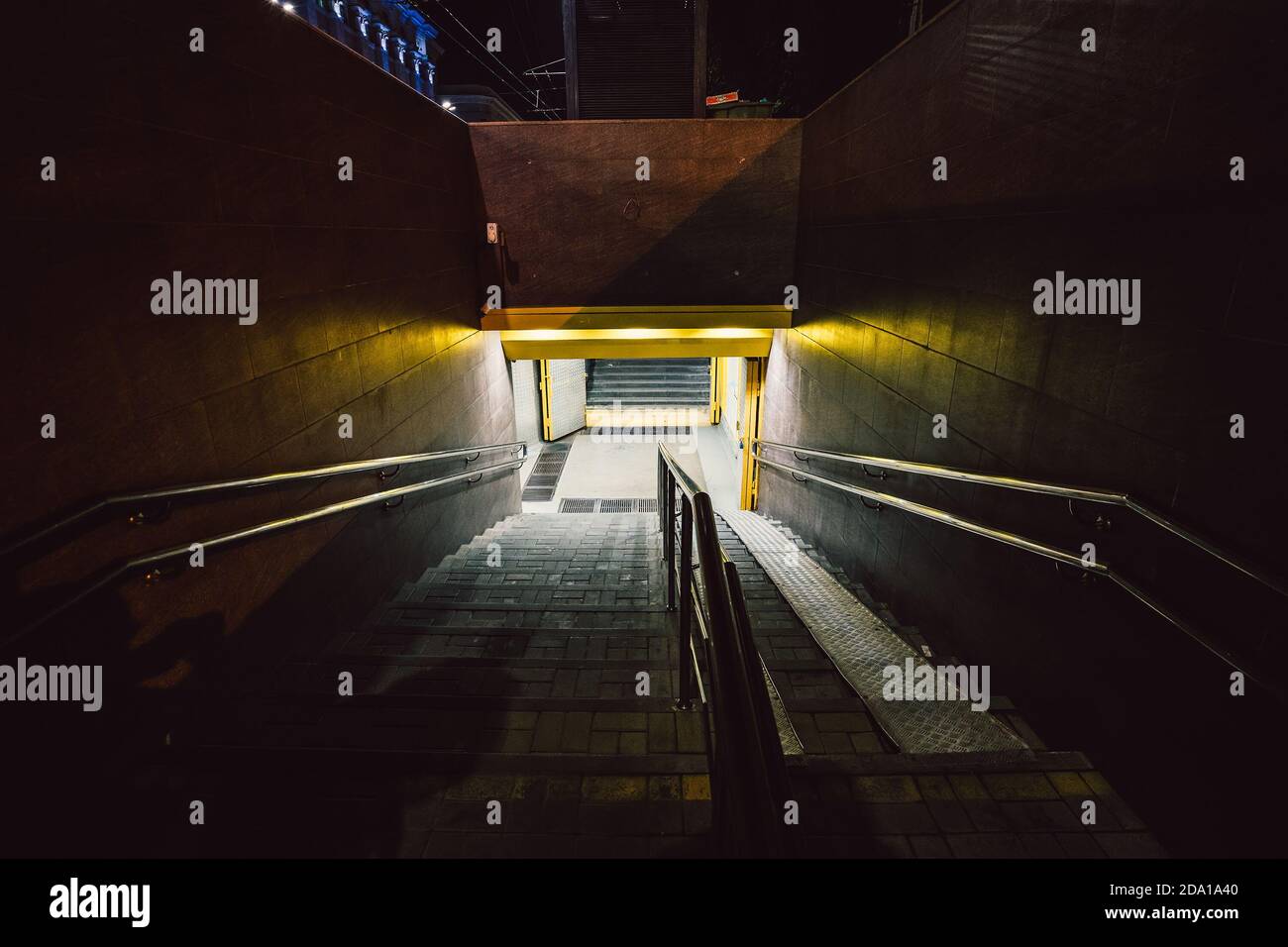 Leere Treppen zur U-Bahn-Abfahrt in der Nacht. Stockfoto