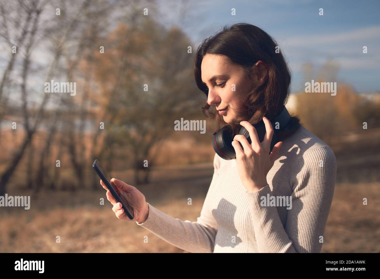 Lächelnde Frau Nachrichten von Smartphone Stockfoto