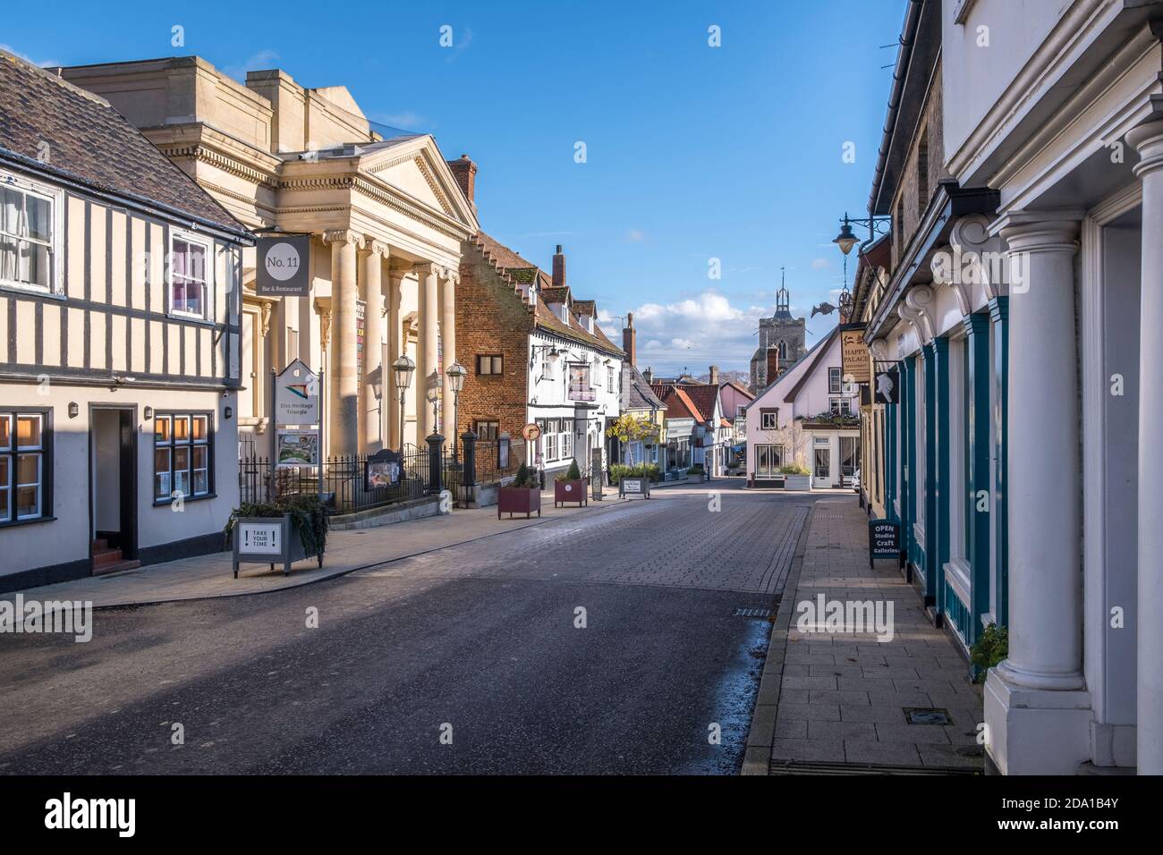 St Nicholas Street, Diss, Norfolk, Großbritannien. Die Maishalle auf der linken Seite (gelbes Gebäude). Teil des Diss Heritage Triangle. Stockfoto