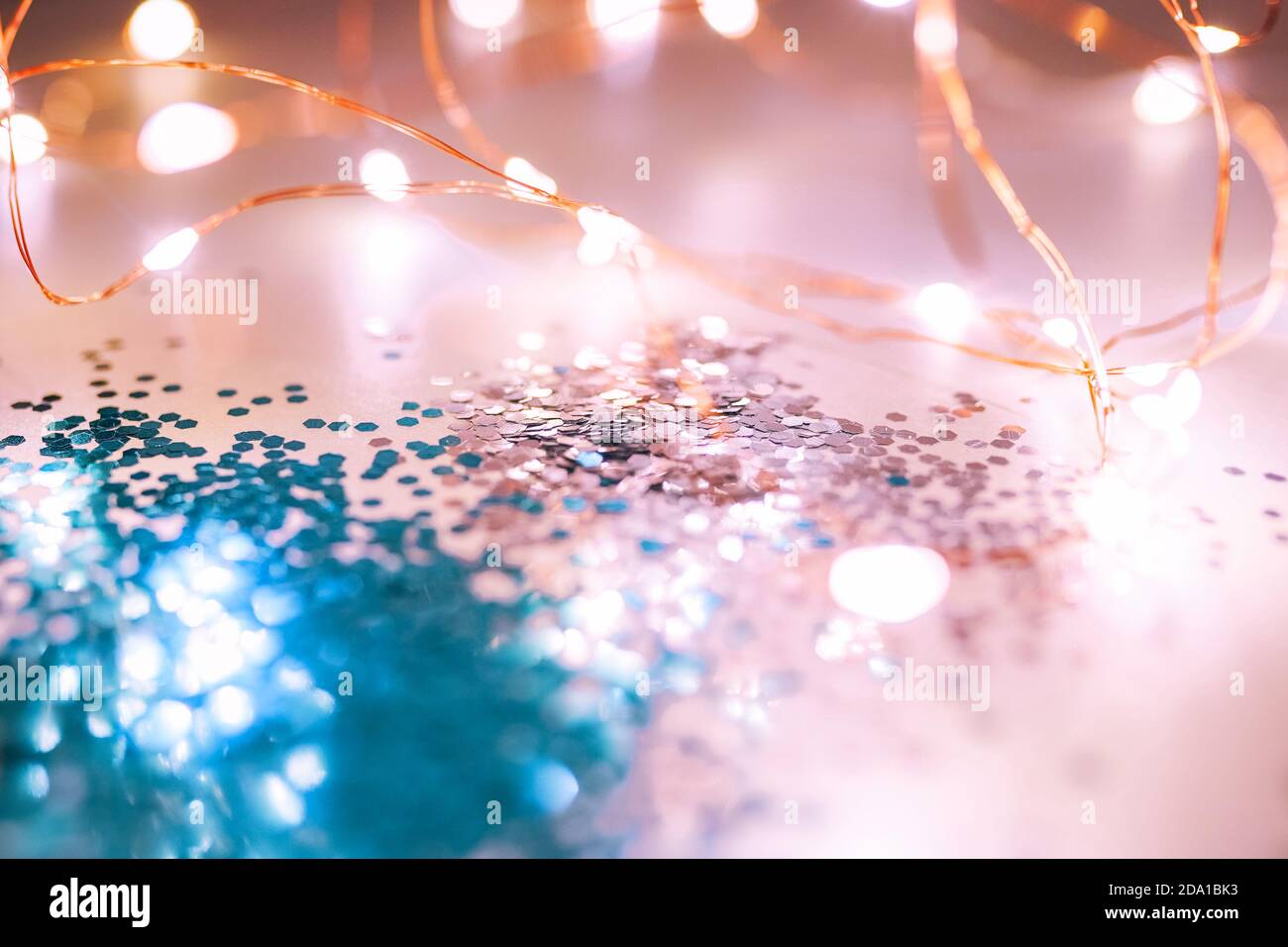 Rosa und blau funkelt und leuchtet auf dem rosa Hintergrund. Stockfoto
