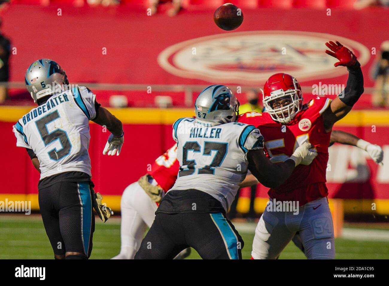 Kansas City, Usa. November 2020. Kansas City Chiefs Outside Linebacker Damien Wilson (54) versucht, den Pass von Carolina Panthers Quarterback Teddy Bridgewater (5) im dritten Viertel im Arrowhead Stadium in Kansas City am Sonntag, den 8. November 2020 niederzuschlagen. Foto von Kyle Rivas/UPI Kredit: UPI/Alamy Live Nachrichten Stockfoto