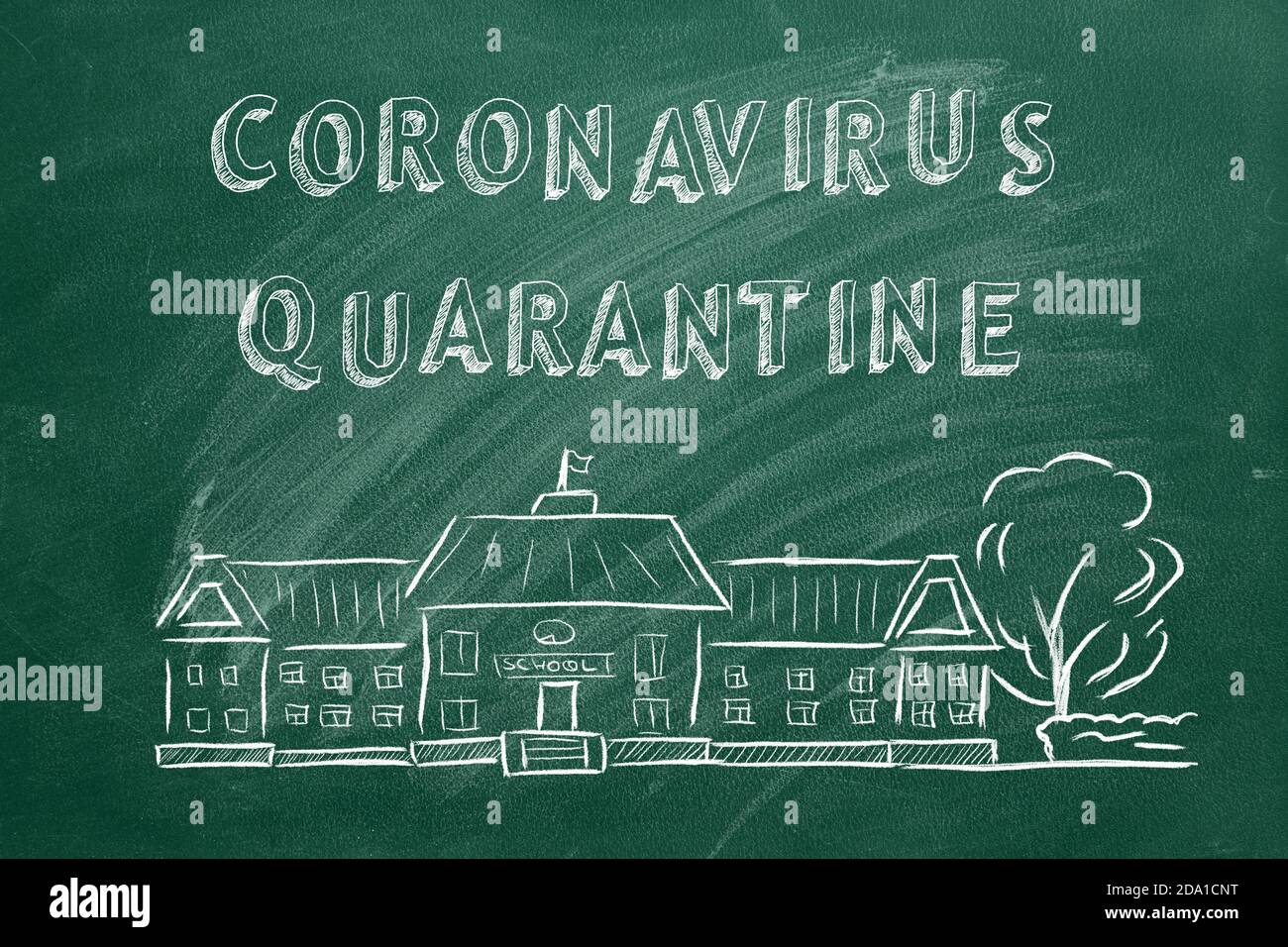 Schulgebäude und Schriftzug Coronavirus Quarantäne auf grüner Tafel. Handgezeichnete Skizze. Coronavirus-Konzept. Stockfoto