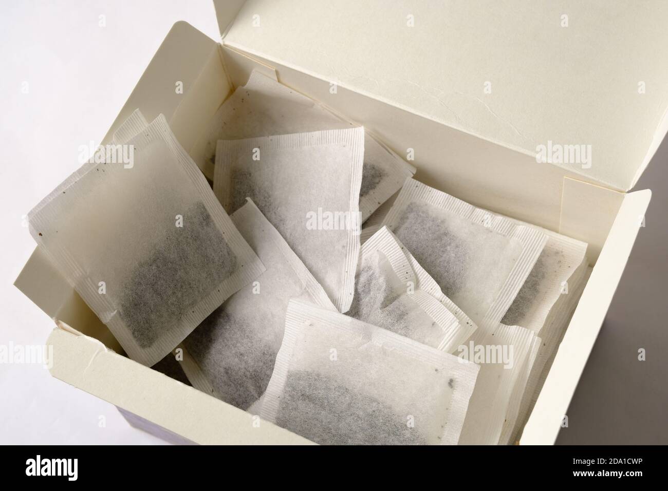 Stapel von echten englischen Teebeuteln isoliert auf weiß. Stockfoto