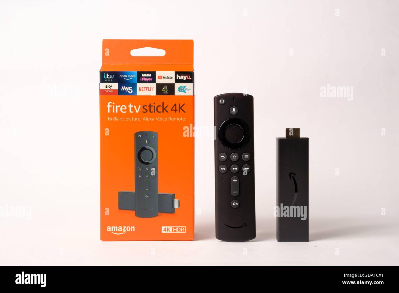 Stafford / Großbritannien - 8. November 2020: Amazon Fire TV Stick 4K Ultra HD mit Alexa Voice Remote. Produkt Schuss isoliert auf weiß. Stockfoto