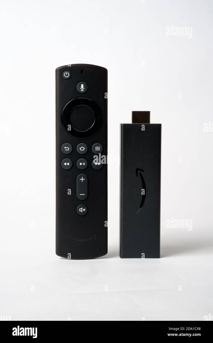 Stafford / Großbritannien - 8. November 2020: Amazon Fire TV Stick 4K Ultra HD mit Alexa Voice Remote. Produkt Schuss isoliert auf weiß. Stockfoto