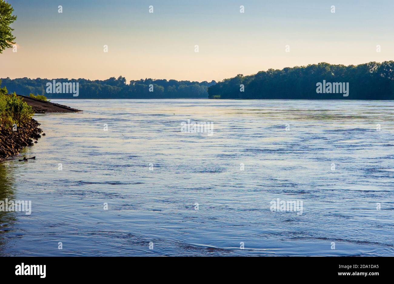 Blick auf die Gewässer der Mississippi und Missouri Flüsse Zusammenfließen und nach Süden fließen mit Baumlinien hinter dem Zusammenfluss Stockfoto