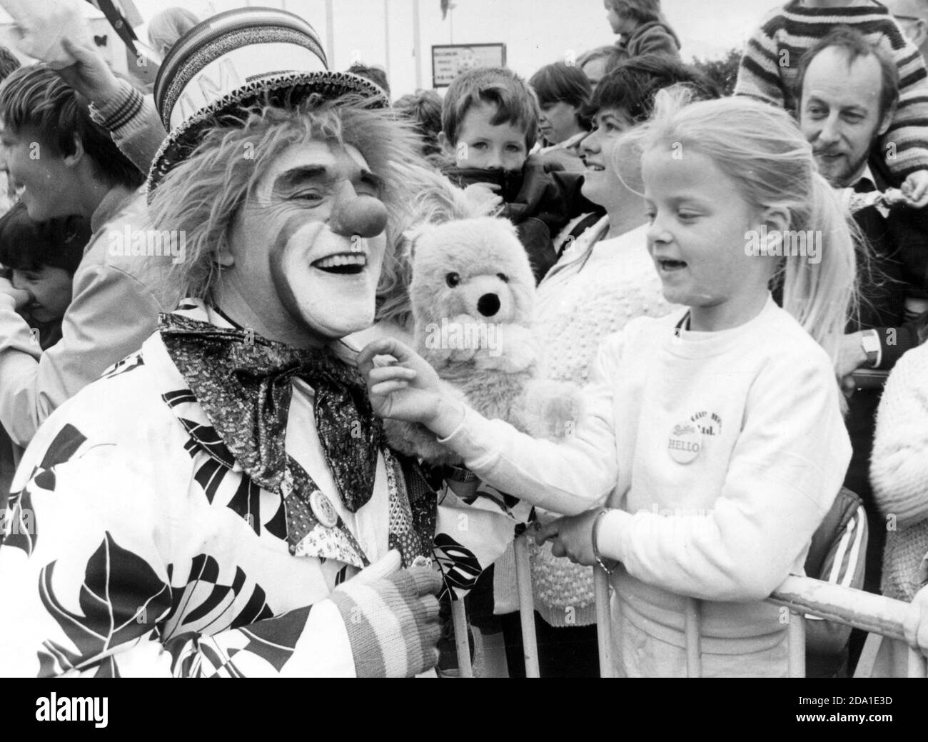 HERR JUM TRIFFT DIE 6-JÄHRIGE CLAIRE LLOYD VON BOGNOR AUF DER BOGNOR CLOWNS CONVENTION 1984 Stockfoto