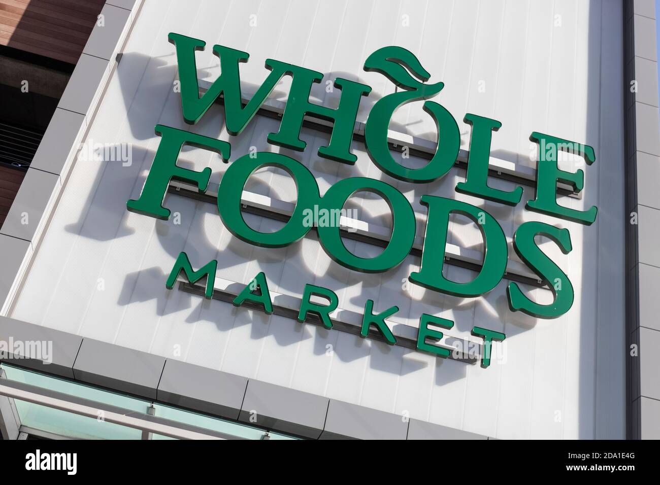 Indianapolis - Circa November 2020: Whole Foods Market. Whole Foods Market bietet eine Stunde Lebensmittelabholung für Amazon Prime Mitglieder. Stockfoto