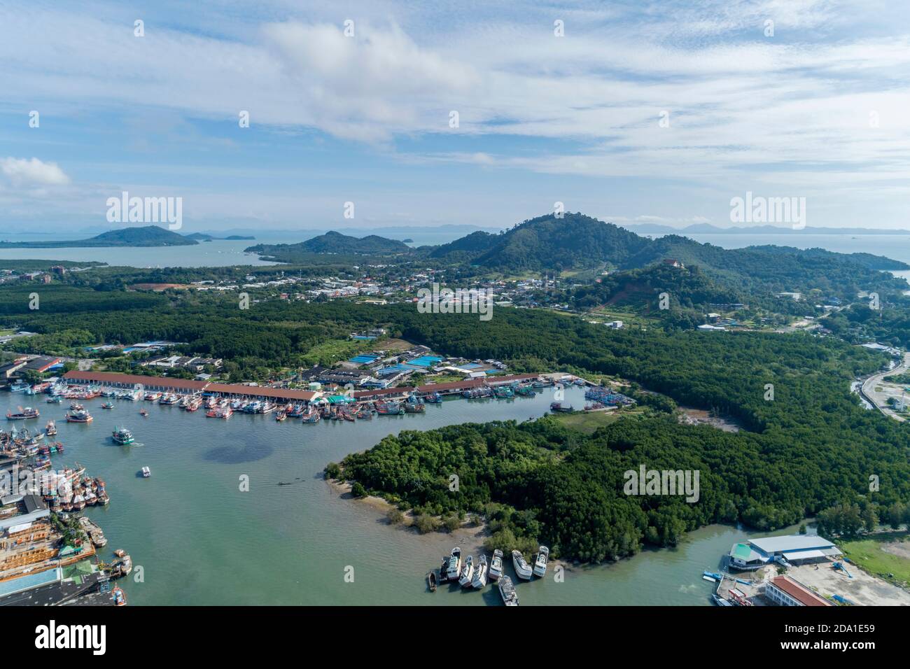 Luftaufnahme von Phuket Fischerhafen ist die größte Fischerei Hafen auf koh siray Island Phuket Thailand Stockfoto