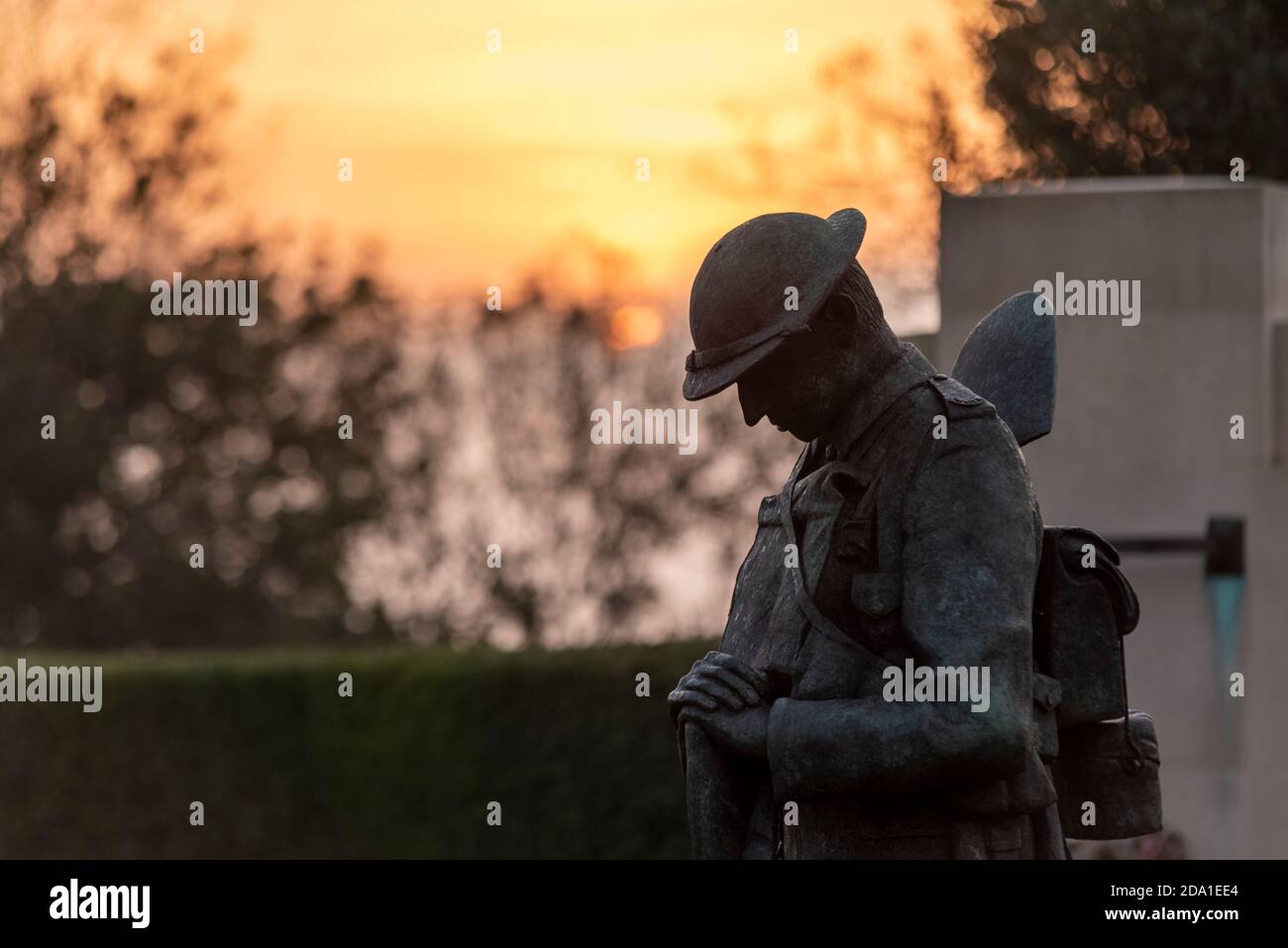 Sonnenaufgang am Gedenktag Sonntag 2020 am Southend war Memorial. Bronze Soldat 'Tommy' Skulptur Figur in Great war Uniform Stockfoto