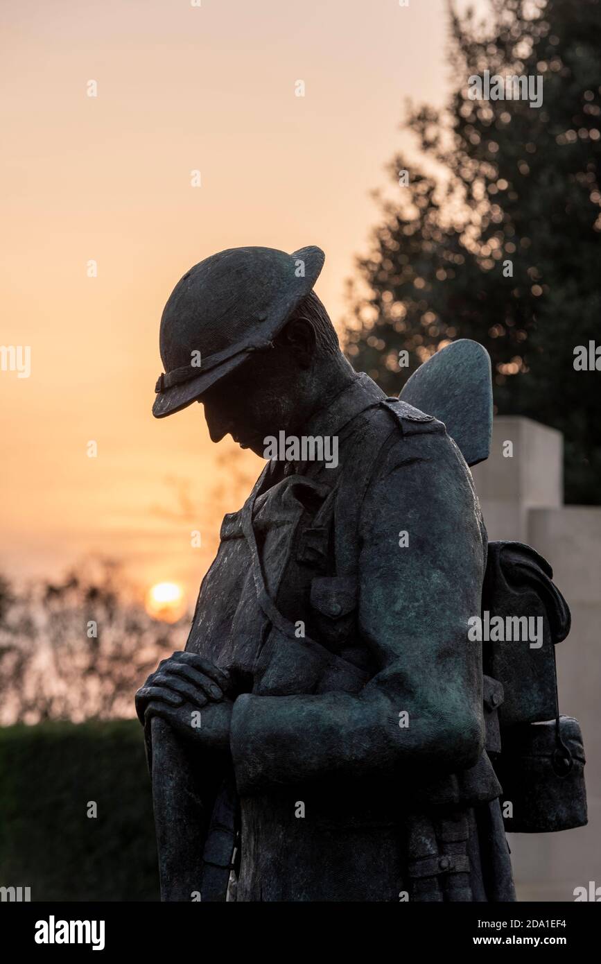 Sonnenaufgang am Gedenktag Sonntag 2020 am Southend war Memorial. Bronze Soldat 'Tommy' Skulptur Figur in Great war Uniform Stockfoto