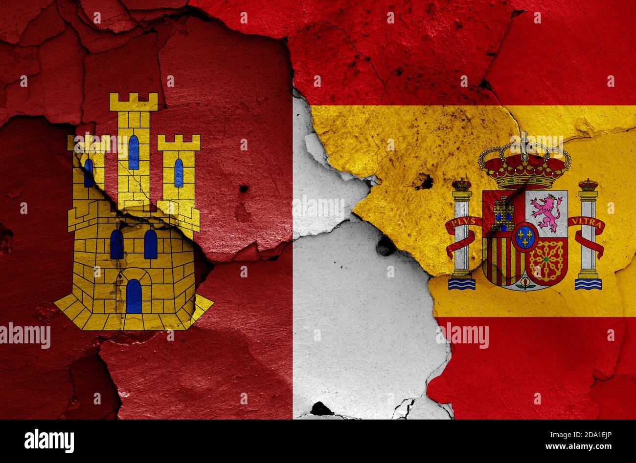 Flaggen von Kastilien La Mancha und Spanien auf geknackt gemalt Wand Stockfoto