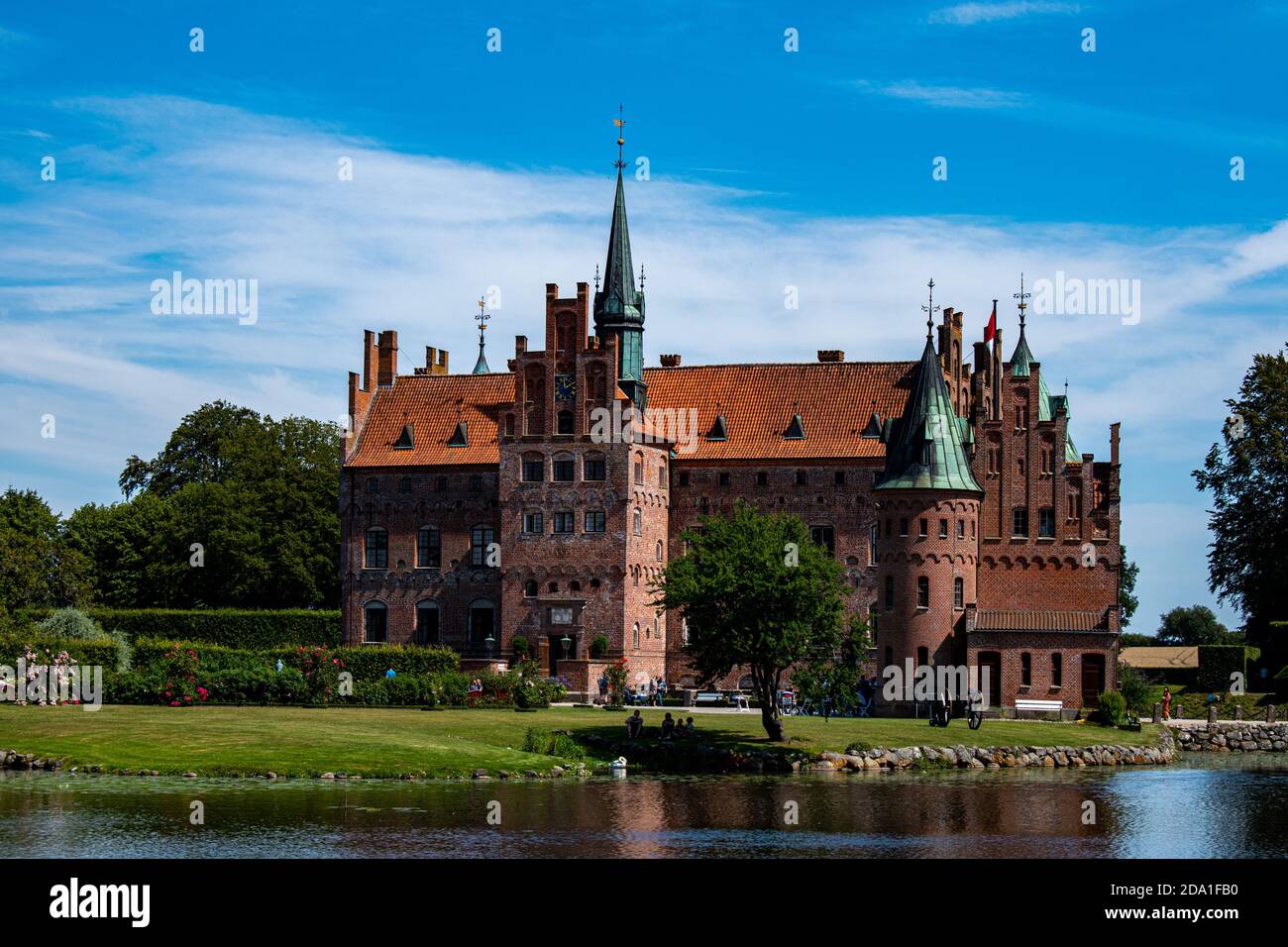 Egeskov Schloss Panorama, Dänemark, im sonnigen Sommer Stockfoto