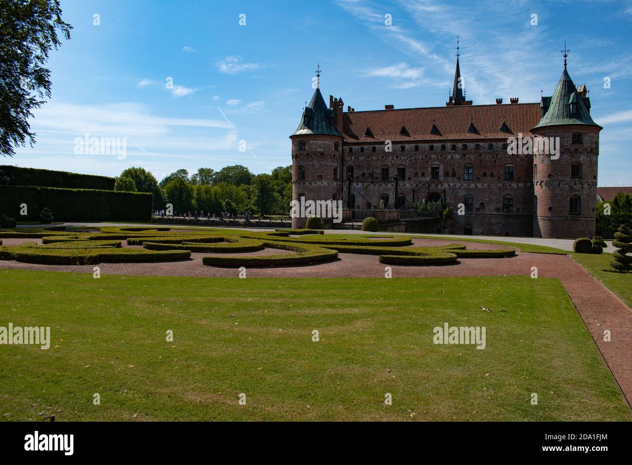 Egeskov Schloss Panorama, Dänemark, im sonnigen Sommer Stockfoto