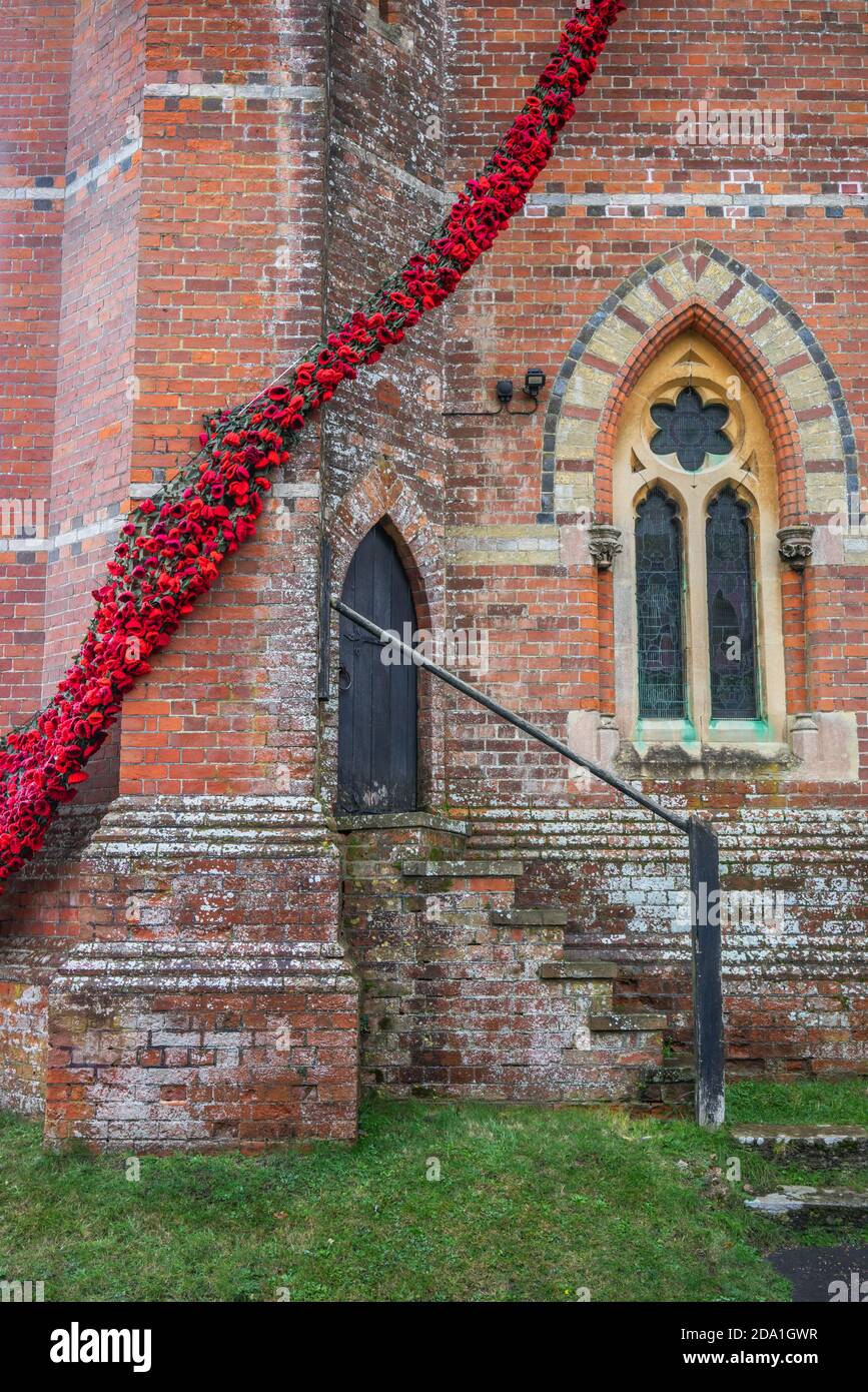 "Fall of Mohn for the Fallen"-Ausstellung von handgestrickten roten Mohn in der Lyndhurst Church während des Gedenksonntages im November 2020, Lyndhurst, Großbritannien Stockfoto