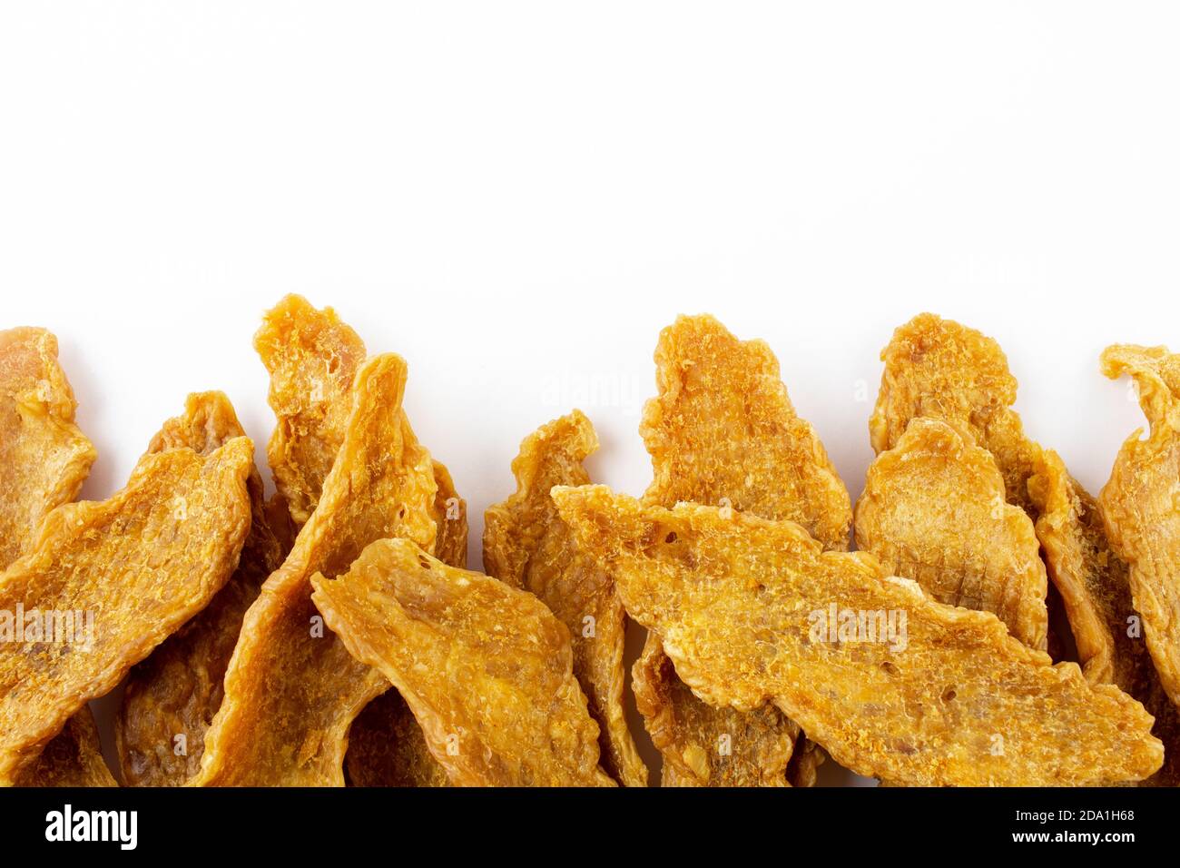 Gruppe von getrockneten Hähnchen-Tender, Huhn ruckig, Hund behandelt auf weißem Hintergrund Stockfoto
