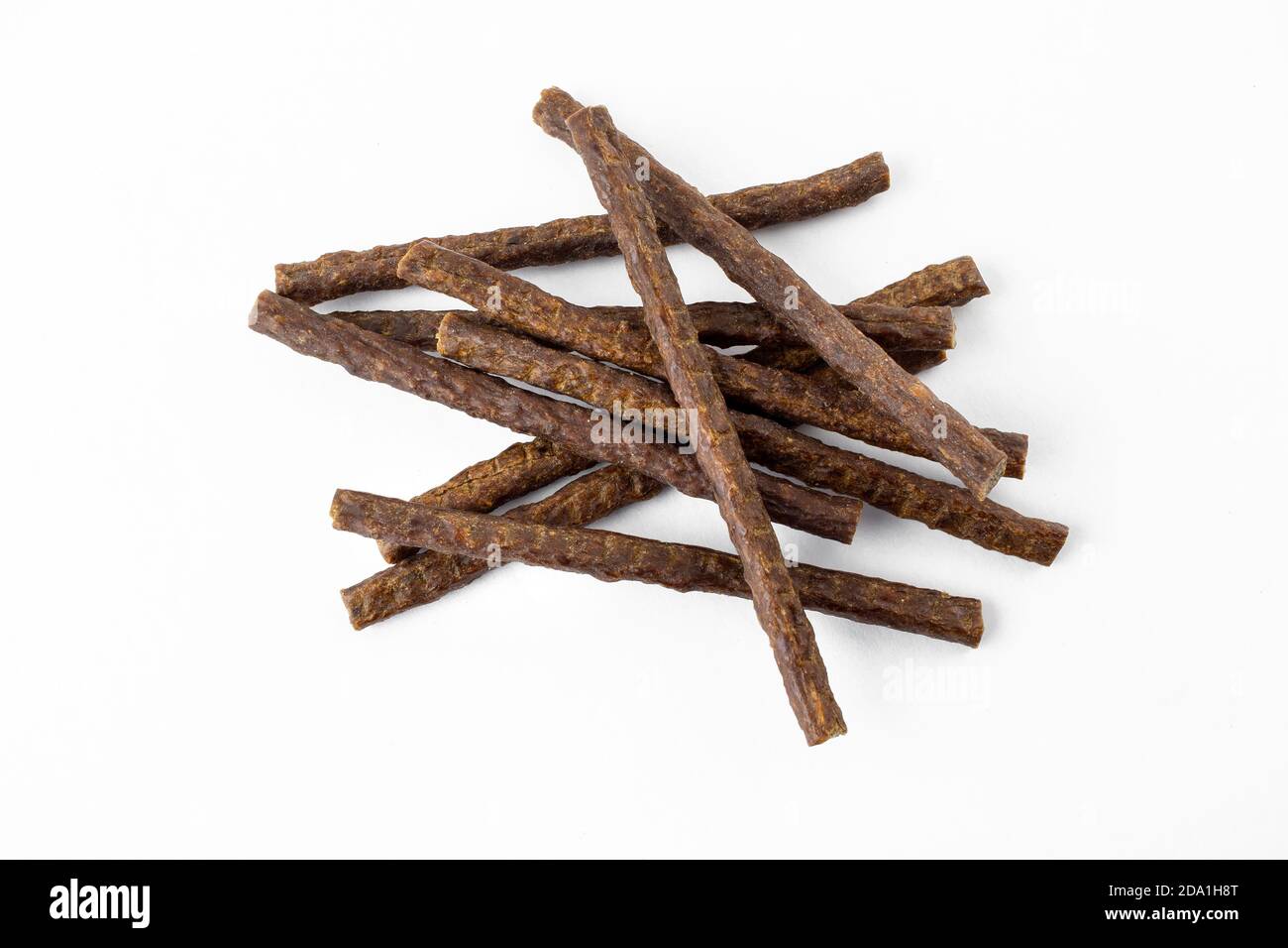 Eine Gruppe von natürlich geformten Hund behandelt, Rindfleisch, Huhn, Schweinefleisch, Lamm Fleisch Sticks auf weißem Hintergrund Stockfoto