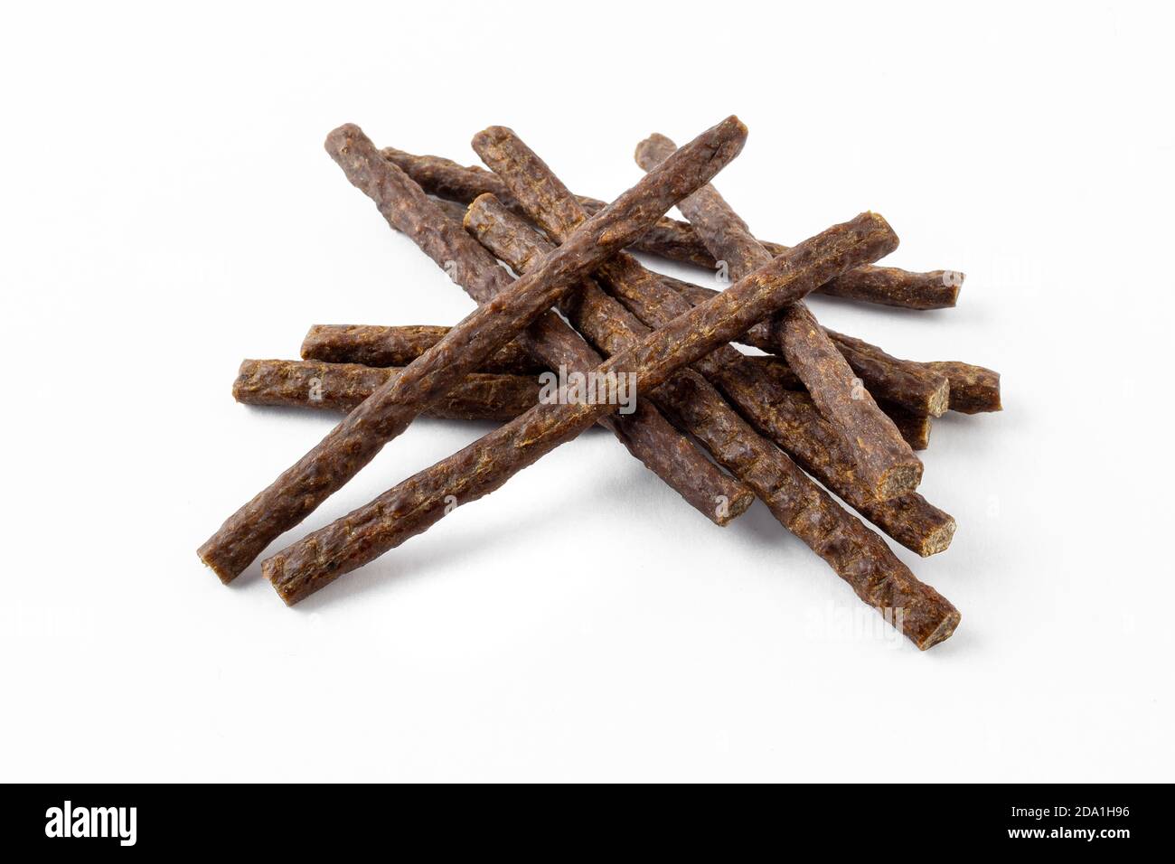 Eine Gruppe von natürlich geformten Hund behandelt, Rindfleisch, Huhn, Schweinefleisch, Lamm Fleisch Sticks auf weißem Hintergrund Stockfoto