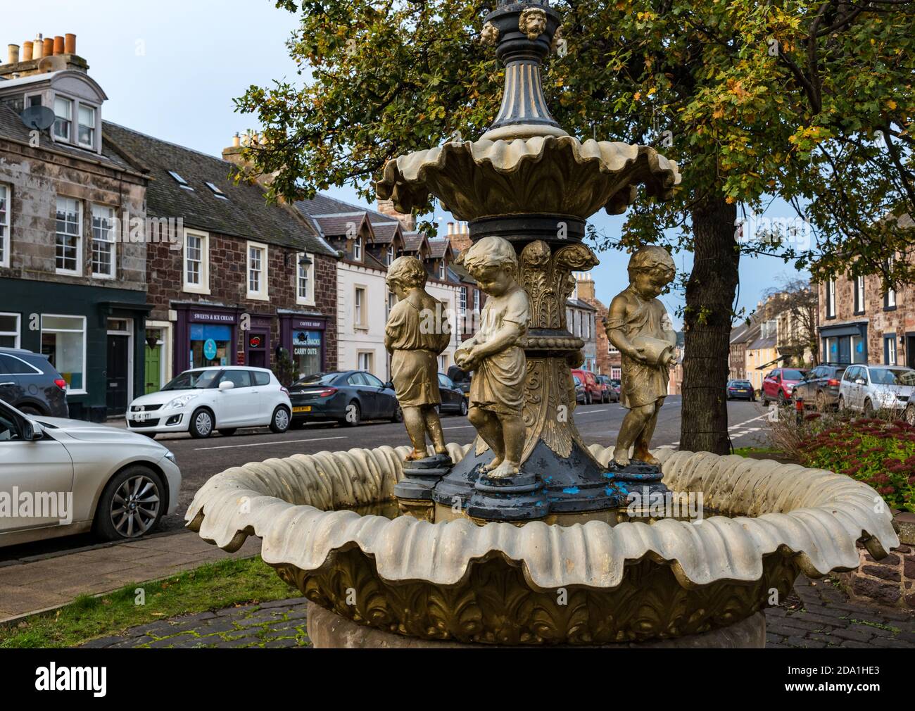 Viktorianischer Trinkbrunnen aus Gusseisen im Dorfzentrum mit Kinderfiguren, East Linton, East Lothian, Schottland, Großbritannien Stockfoto