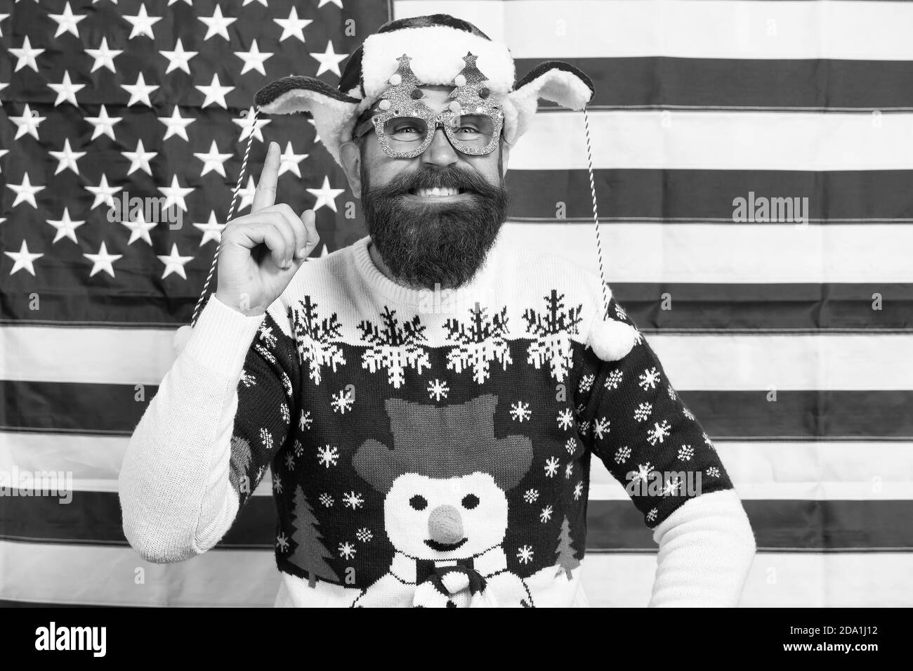 Feier Beginnt Mit Der Idee Santa Halten Finger Angehoben Bartiger Mann Lacheln Im Winter Stil Festliche Winter Party Winter Saison Winterurlaub Weihnachten Fur Das Neue Jahr Amerikanische Flagge Im Hintergrund Stockfotografie