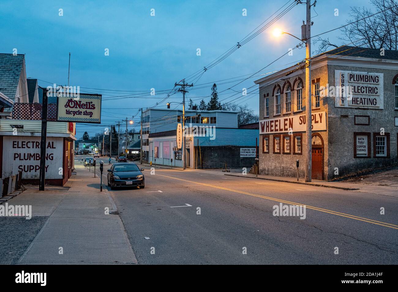 Eine leere Straße am frühen Abend unter der Woche Stockfoto