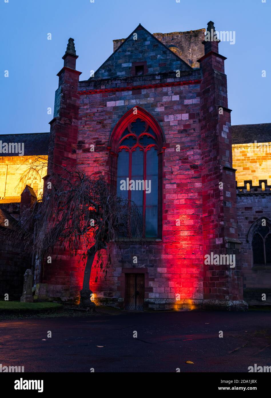 St. Mary's Parish Church leuchtet rot für Scottish Poppy Appeal Remembrance Day, Haddington, East Lothian, Schottland, Großbritannien Stockfoto