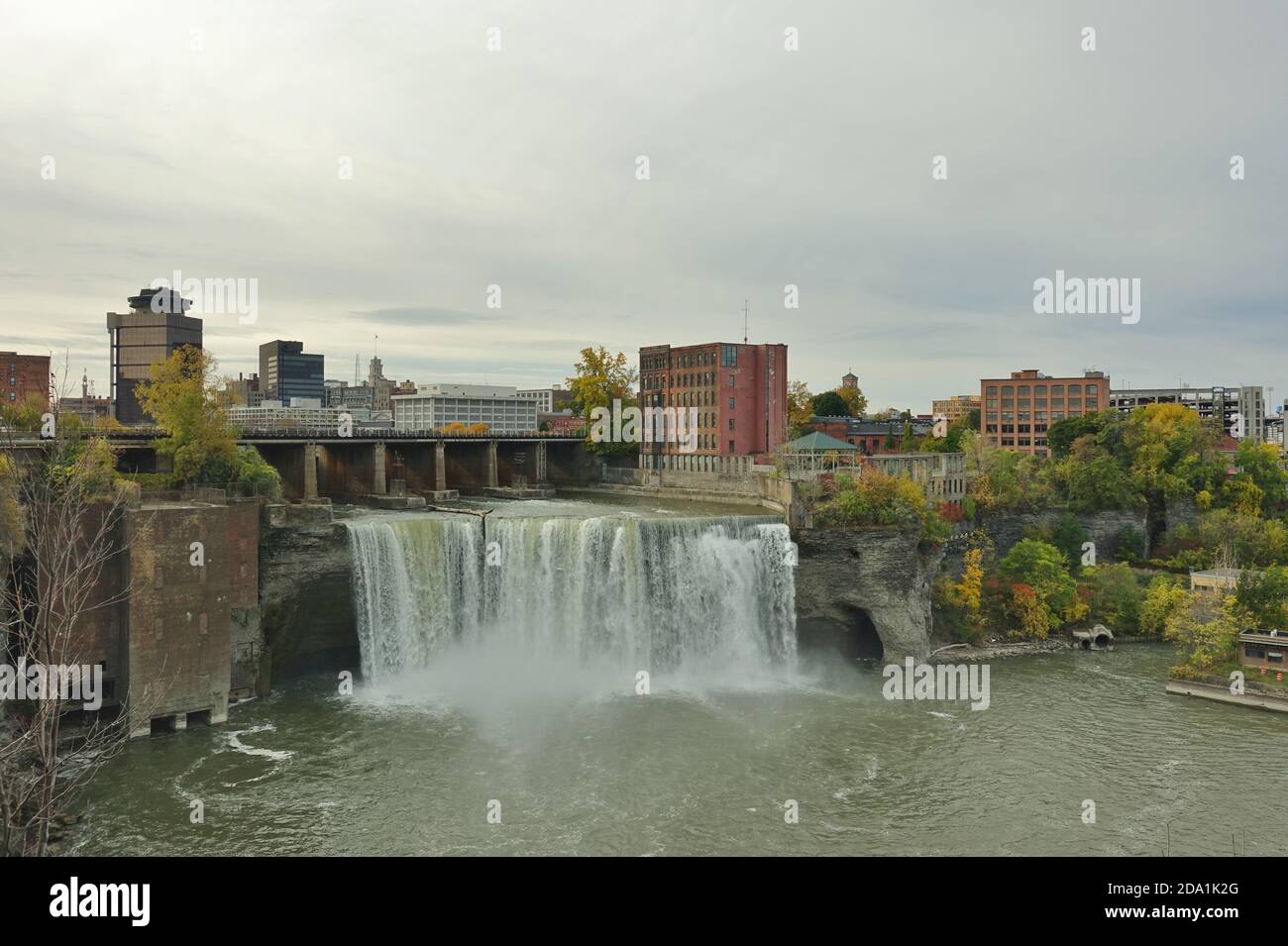 ROCHESTER, NY –17 Okt 2020- Blick auf die High Falls über den Genesee River im Brown's Race Historic District in der Innenstadt von Rochester, New York, Unite Stockfoto