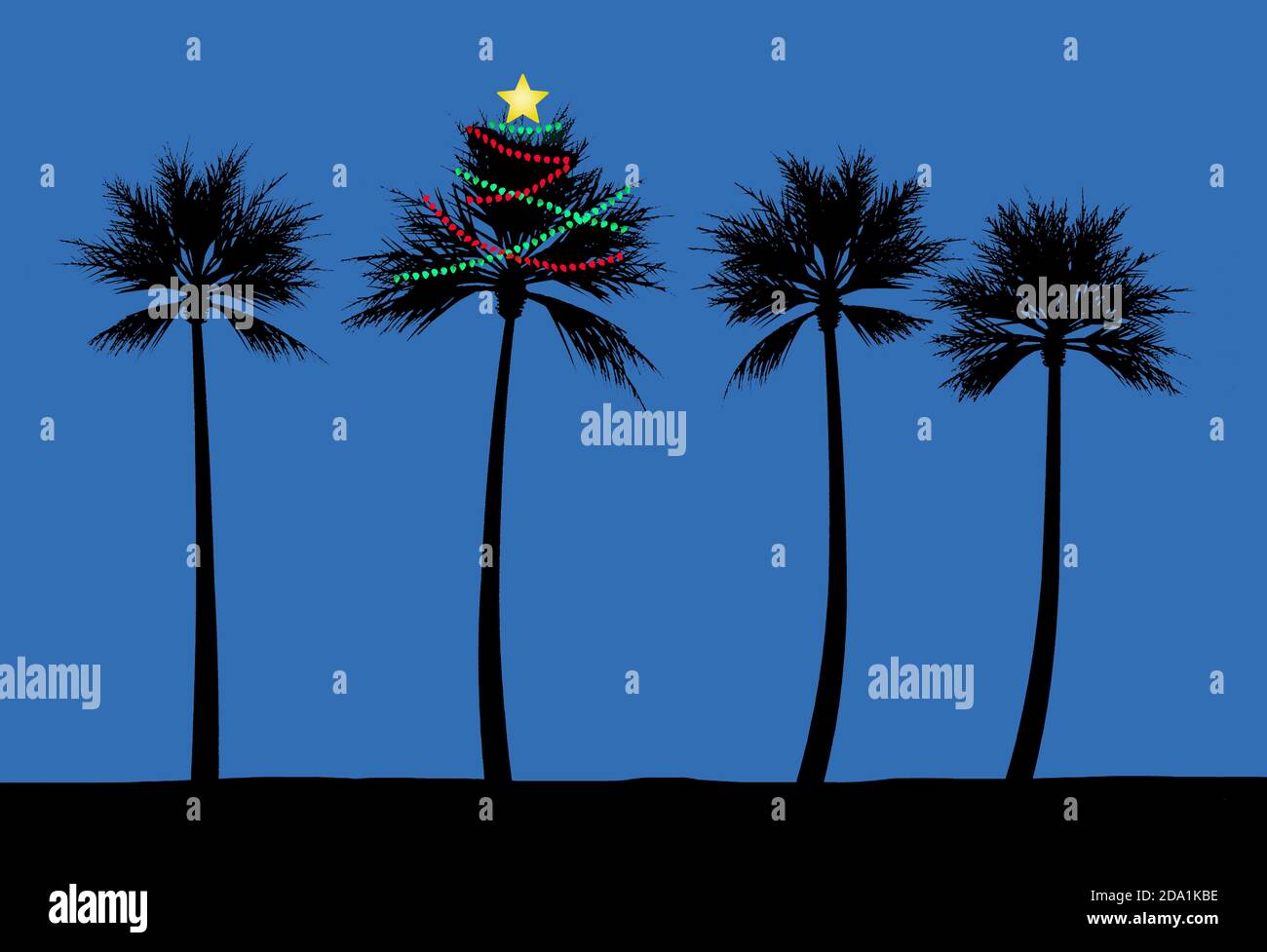 Eine Palme ist für Weihnachten am Strand in einem tropischen Klima eingerichtet. Lichterketten leuchten in der Nacht. Stockfoto