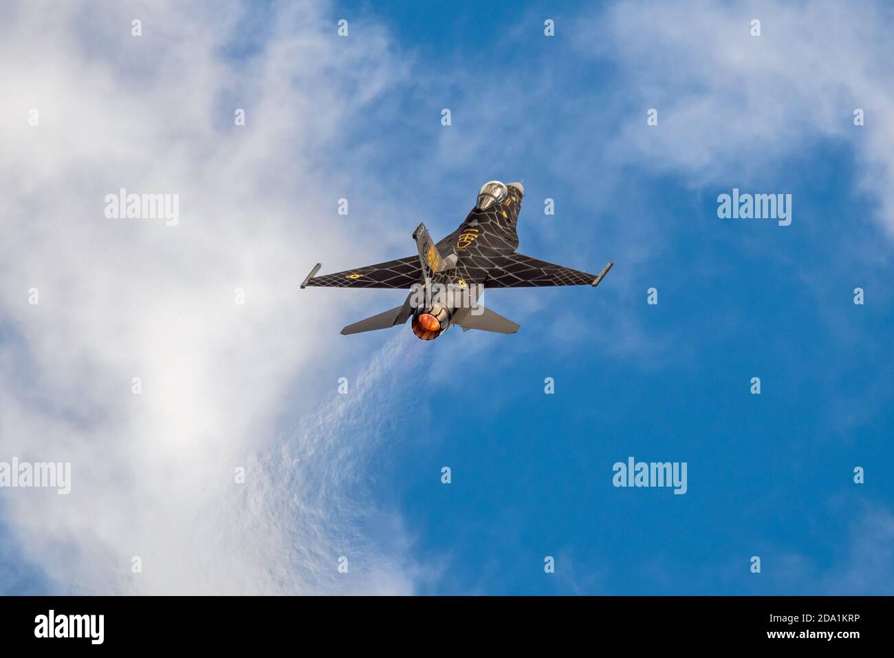 Sanford, Florida – 31. Oktober 2020: F-16 Fighting Falcon Performance des Air Combat Command F-16 Viper Demonstration Team im Lockheed Martin Stockfoto