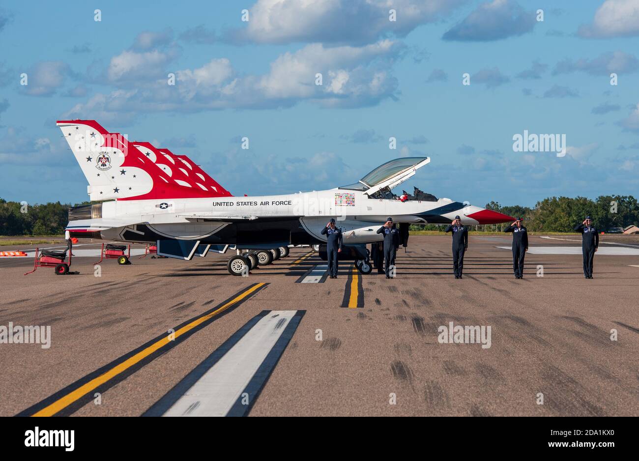 Thunderbirds Squadron Piloten grüßen die Zuschauer Stockfoto