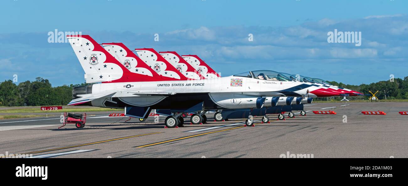 Sanford, Florida – 31. Oktober 2020: Das Demonstrationsgeschwader der US-Luftwaffe, auch bekannt als die Thunderbirds, auf der Lockheed Martin Space and Air Show in Sa Stockfoto