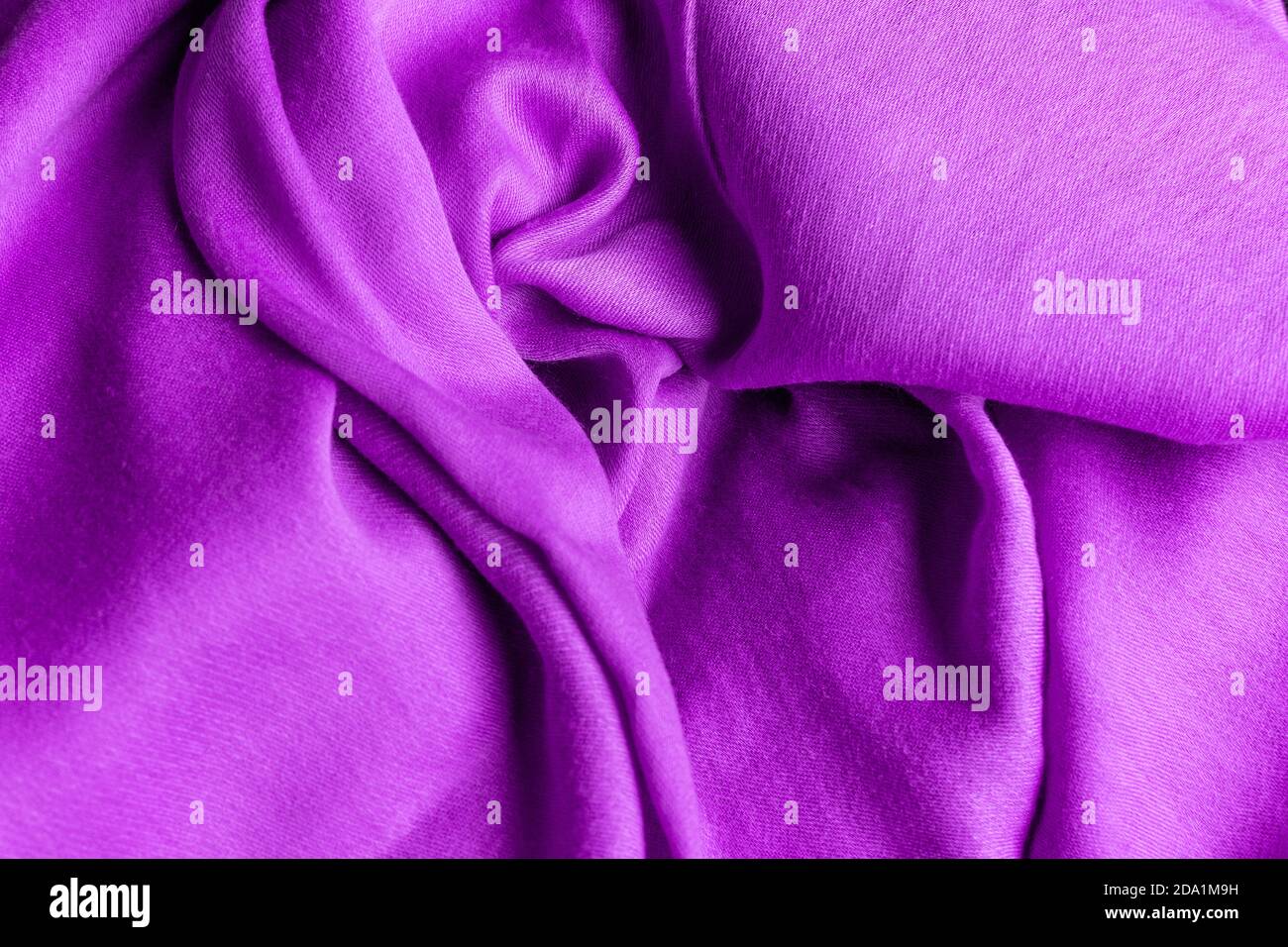 Lila Seide Hintergrund, Satinstoff, violette Textil, Flatlay einer blauen Kleidung Textil, Nähen und Mode-Design Stockfoto