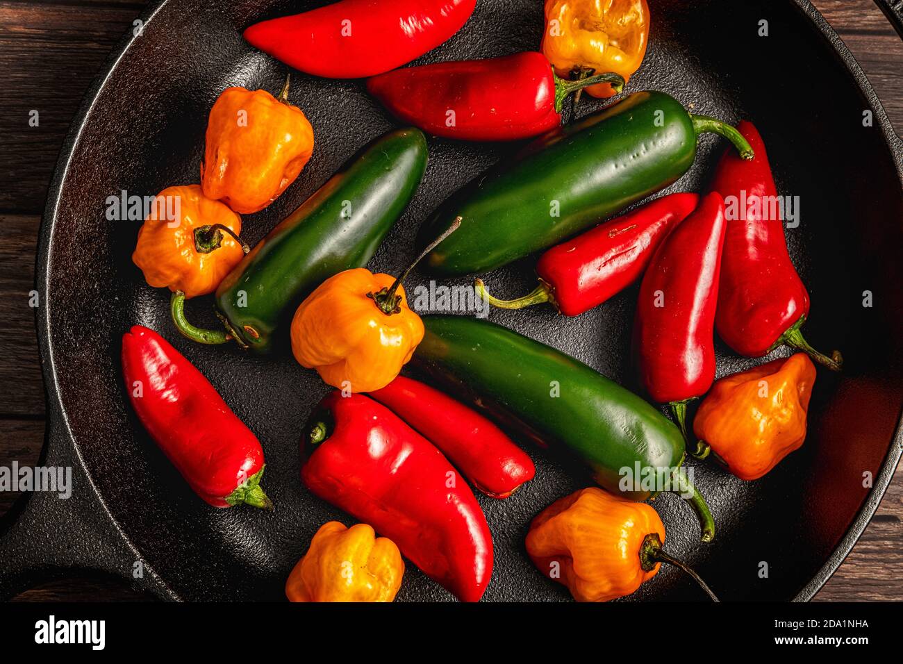 Paprika auf Eisen Pfanne Pfanne Stockfoto