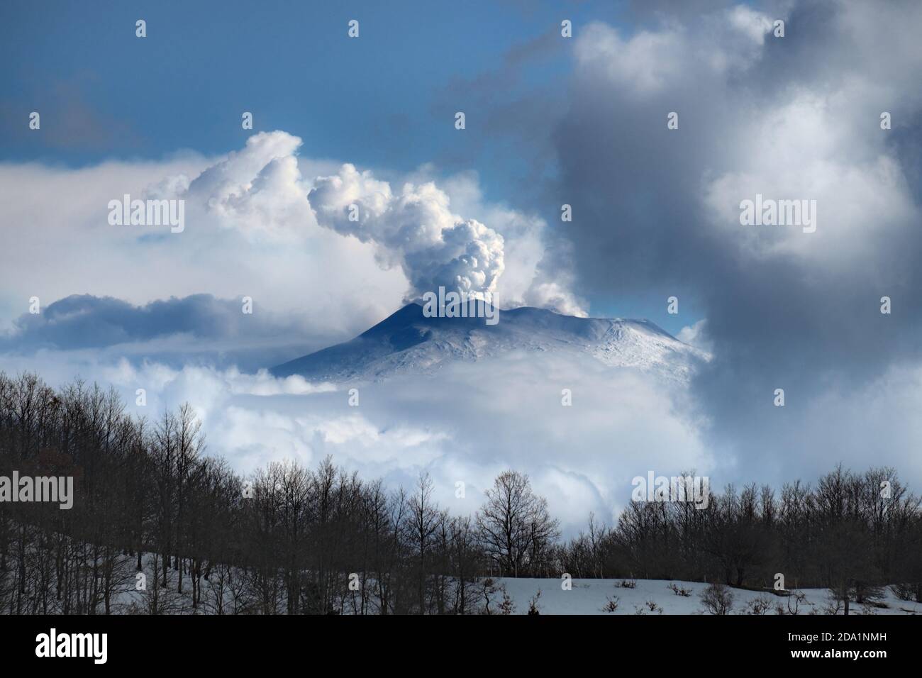 Vulkan Ätna bricht aus gerahmten Wolken, Sizilien, Italien Stockfoto