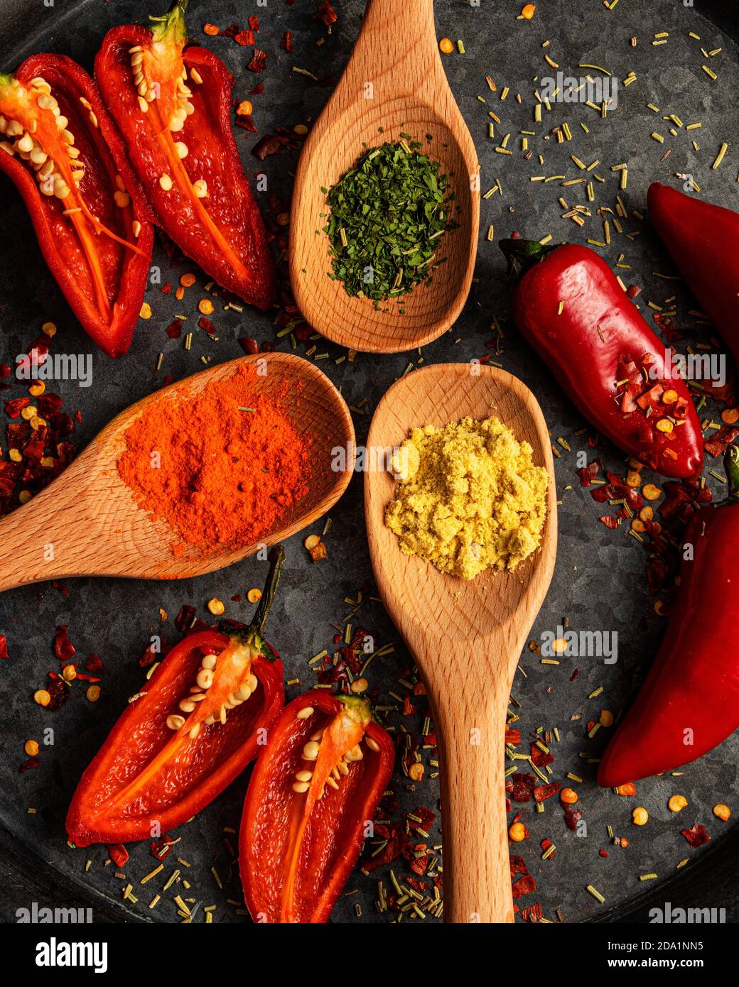 Paprika und Gewürze auf der Pfanne Stockfoto