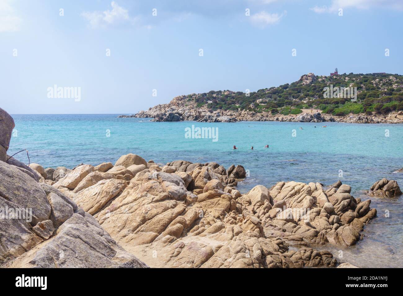 Cala Cipolla Strand mit klarem türkisfarbenem Wasser in der Nähe von Chia, Insel Sardinien, Italien Stockfoto