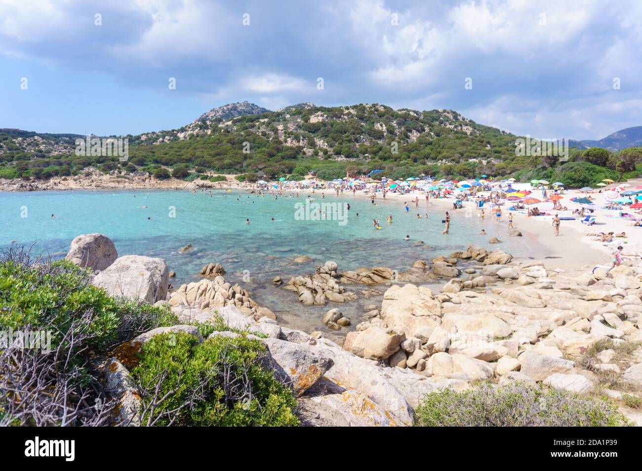 Cala Cipolla Strand mit klarem türkisfarbenem Wasser in der Nähe von Chia, Insel Sardinien, Italien Stockfoto