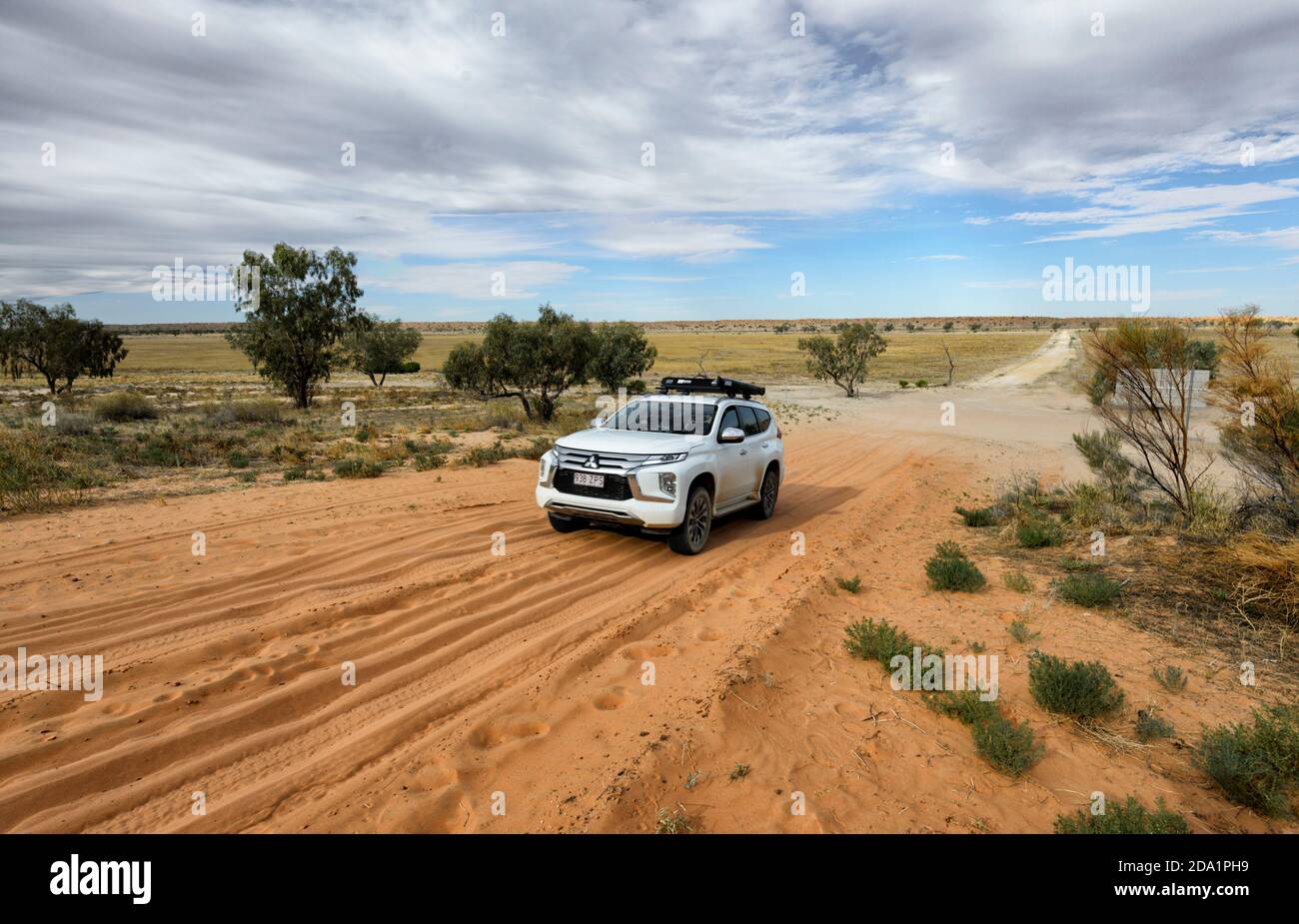 Ein Toyota-Geländewagen mit Geländewagen, der die Big Red Sand Dune, eine berühmte Touristenattraktion in der Nähe von Birdsville, Queensland, QLD, Australien, besteigen kann Stockfoto