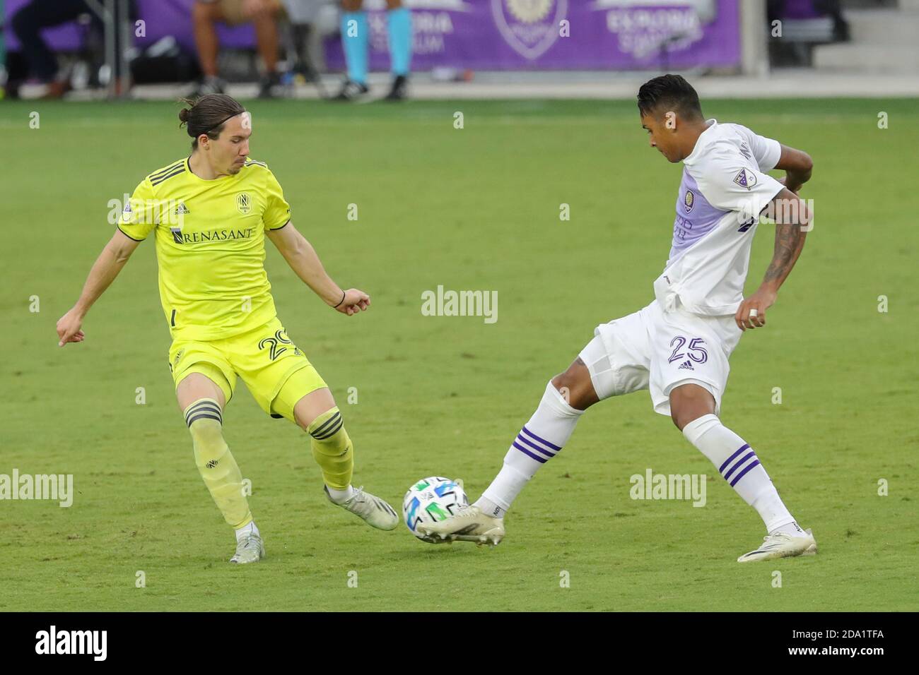 Orlando, Florida, USA. 8. November 2020: Orlando City Verteidiger ANTONIO CARLOS (25) tritt für den Ball gegen Nashville SC Mittelfeldspieler ALEX MUYL (29) während des Orlando City SC gegen Nashville SC Spiel im Exploria Stadium in Orlando, FL am 8. November 2020. Quelle: Cory Knowlton/ZUMA Wire/Alamy Live News Stockfoto