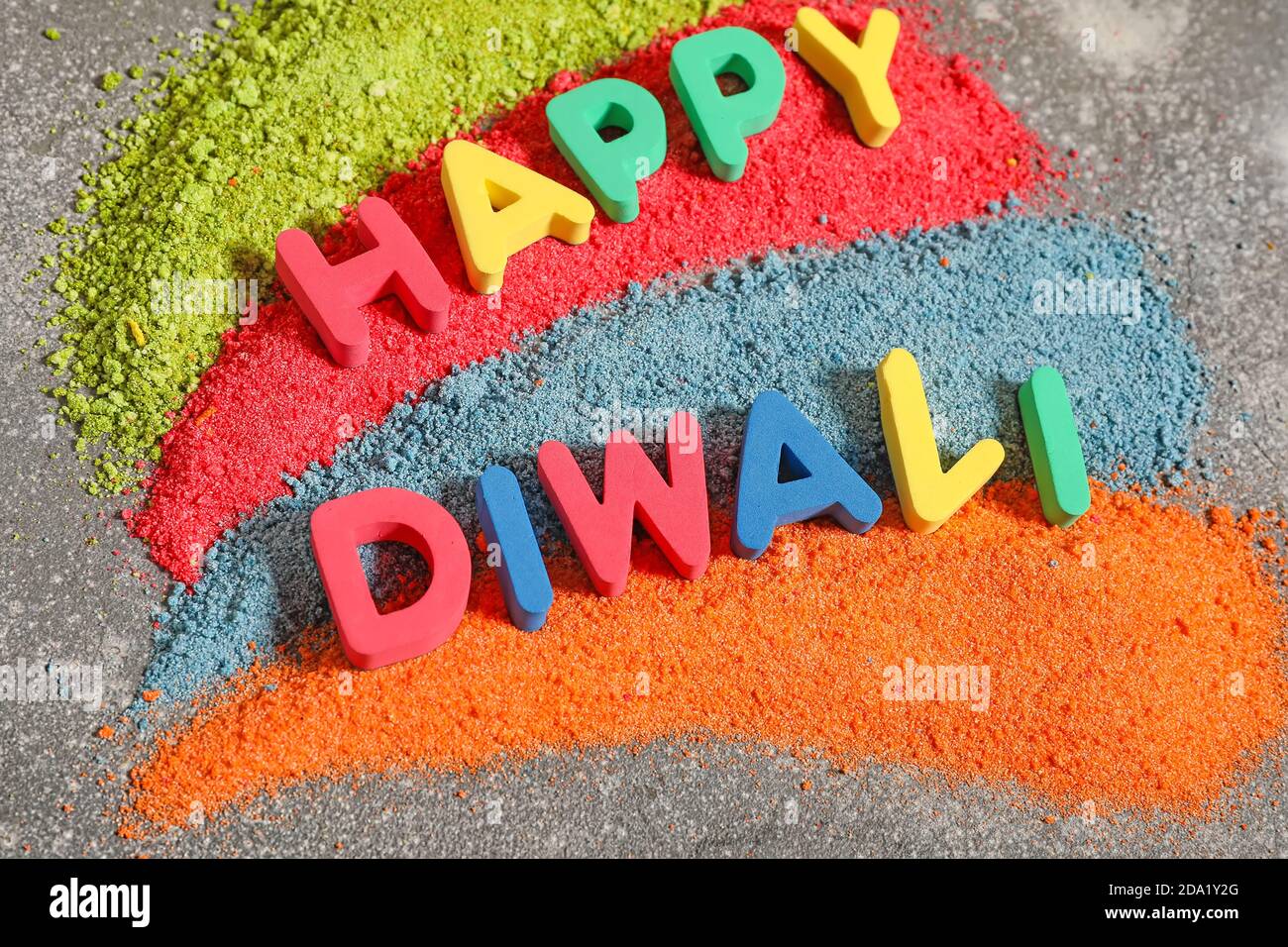 Text GLÜCKLICH DIWALI auf grauem Hintergrund Stockfoto