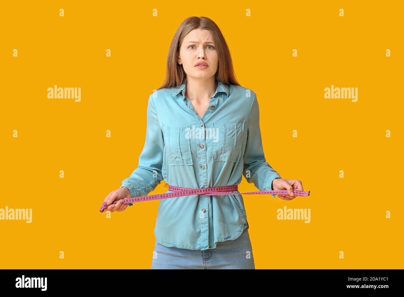 Frau mit plötzlichen Gewichtsverlust Problem auf farbigem Hintergrund. Diabetes-Symptome Stockfoto