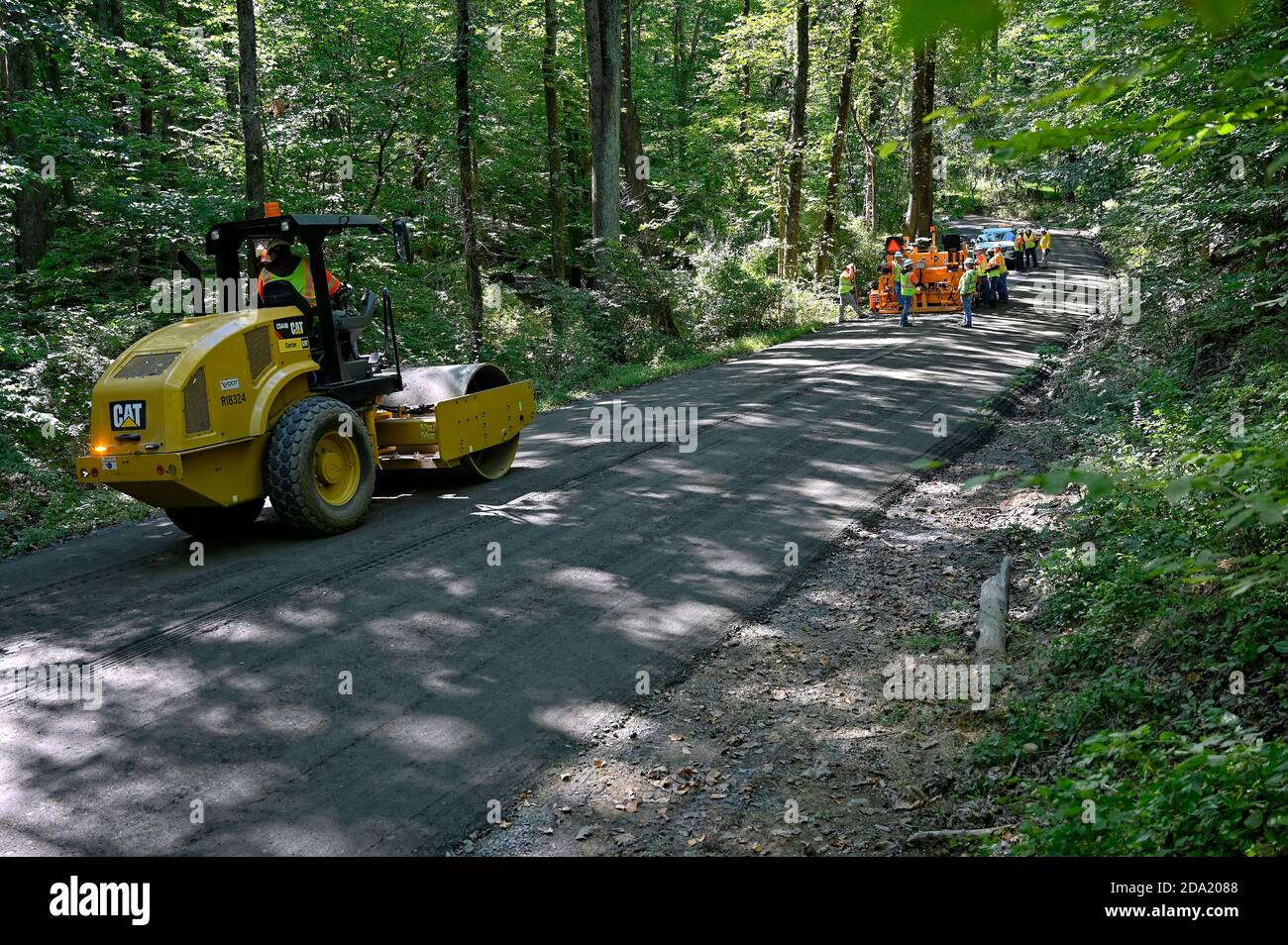 USA - 09-21-2020: VDOT-Crews installieren DSA (Driving Surface Aggregate) entlang eines Abschnitts der Old Waterford Road als Testgelände. Dieser Virginia ver Stockfoto