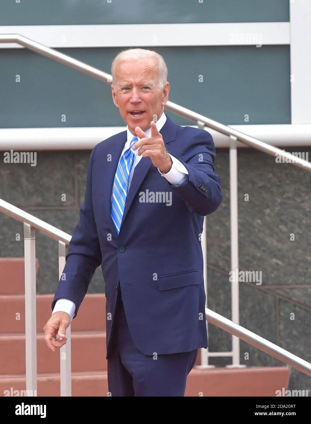 MIAMI, FLORIDA - 27. JUNI: (EXKLUSIVE BERICHTERSTATTUNG) der ehemalige Vizepräsident Joe Biden sieht aus, als sei er eine gute Stimmung mit einem kleinen Frühling in seinem Schritt, als er den Hintereingang vor der Debatte am zweiten Abend der ersten 2020 demokratischen Präsidentschaftsdebatte betritt. Ein Feld von 20 demokratischen Präsidentschaftskandidaten wurde in zwei Gruppen von 10 für die erste Debatte der Wahl 2020 aufgeteilt, die über zwei Nächte in der Knight Concert Hall des Adrienne Arsht Center for the Performing Arts of Miami-Dade County am 27. Juni 2019 in Miami stattfand, Florida Leute: Joe Biden Kredit: hoo-me.com/MediaPu Stockfoto