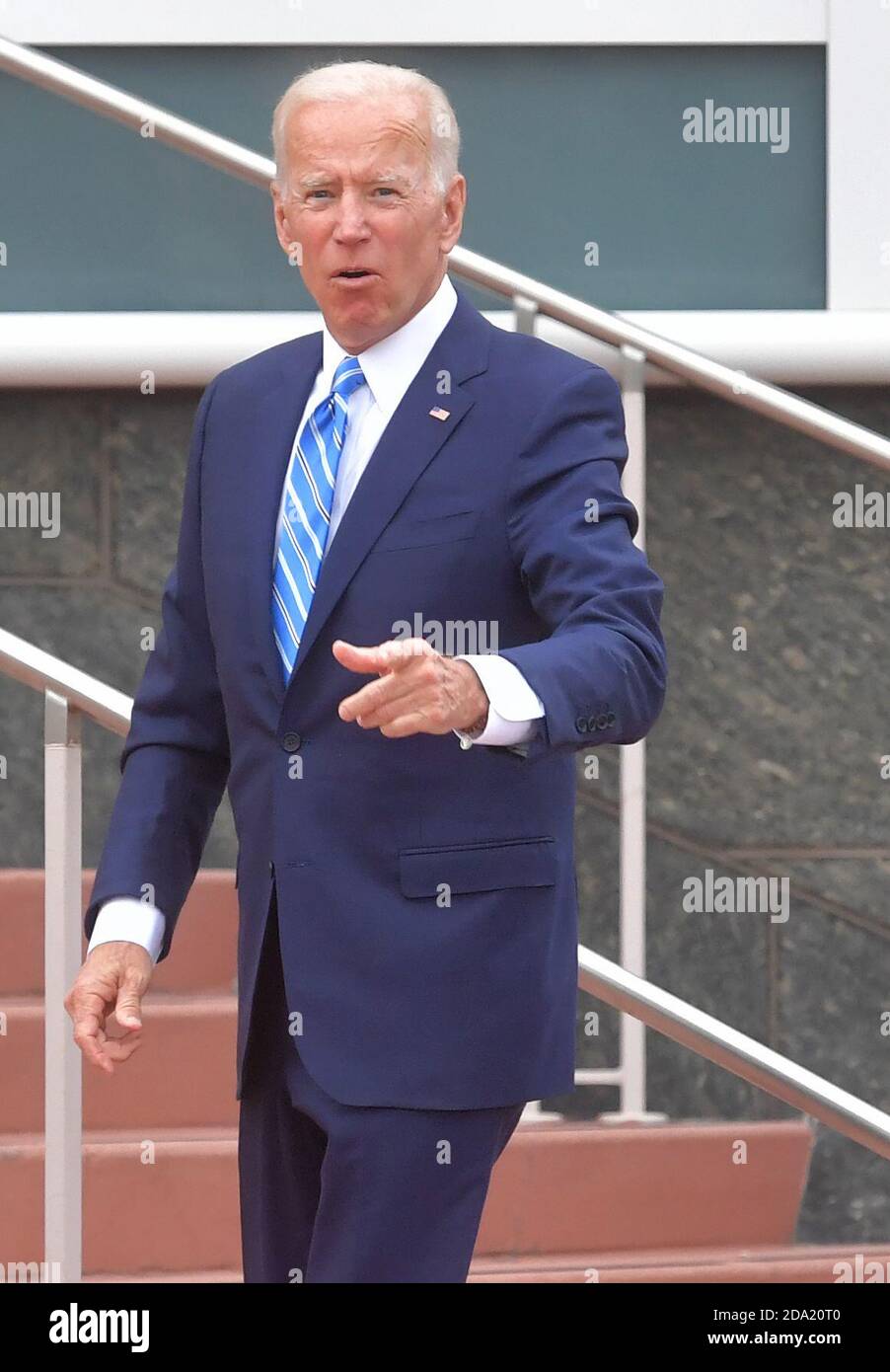 MIAMI, FLORIDA - 27. JUNI: (EXKLUSIVE BERICHTERSTATTUNG) der ehemalige Vizepräsident Joe Biden sieht aus, als sei er eine gute Stimmung mit einem kleinen Frühling in seinem Schritt, als er den Hintereingang vor der Debatte am zweiten Abend der ersten 2020 demokratischen Präsidentschaftsdebatte betritt. Ein Feld von 20 demokratischen Präsidentschaftskandidaten wurde in zwei Gruppen von 10 für die erste Debatte der Wahl 2020 aufgeteilt, die über zwei Nächte in der Knight Concert Hall des Adrienne Arsht Center for the Performing Arts of Miami-Dade County am 27. Juni 2019 in Miami stattfand, Florida Leute: Joe Biden Kredit: hoo-me.com/MediaPu Stockfoto