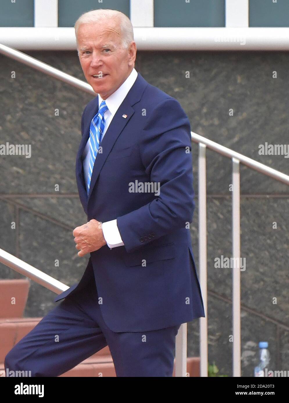 MIAMI, FLORIDA - 27. JUNI: (EXKLUSIVE BERICHTERSTATTUNG) der ehemalige Vizepräsident Joe Biden sieht aus, als sei er eine gute Stimmung mit einem kleinen Frühling in seinem Schritt, als er den Hintereingang vor der Debatte am zweiten Abend der ersten 2020 demokratischen Präsidentschaftsdebatte betritt. Ein Feld von 20 demokratischen Präsidentschaftskandidaten wurde in zwei Gruppen von 10 für die erste Debatte der Wahl 2020 aufgeteilt, die über zwei Nächte in der Knight Concert Hall des Adrienne Arsht Center for the Performing Arts of Miami-Dade County am 27. Juni 2019 in Miami stattfand, Florida Leute: Joe Biden Kredit: hoo-me.com/MediaPu Stockfoto