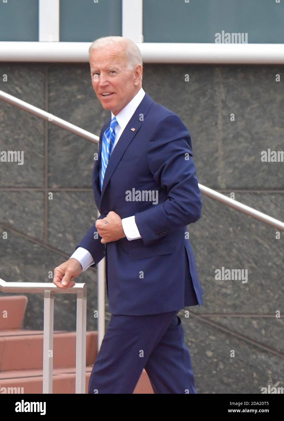 MIAMI, FLORIDA - 27. JUNI: (EXKLUSIVE BERICHTERSTATTUNG) der ehemalige Vizepräsident Joe Biden sieht aus, als sei er eine gute Stimmung mit einem kleinen Frühling in seinem Schritt, als er den Hintereingang vor der Debatte am zweiten Abend der ersten 2020 demokratischen Präsidentschaftsdebatte betritt. Ein Feld von 20 demokratischen Präsidentschaftskandidaten wurde in zwei Gruppen von 10 für die erste Debatte der Wahl 2020 aufgeteilt, die über zwei Nächte in der Knight Concert Hall des Adrienne Arsht Center for the Performing Arts of Miami-Dade County am 27. Juni 2019 in Miami stattfand, Florida Leute: Joe Biden Kredit: hoo-me.com/MediaPu Stockfoto