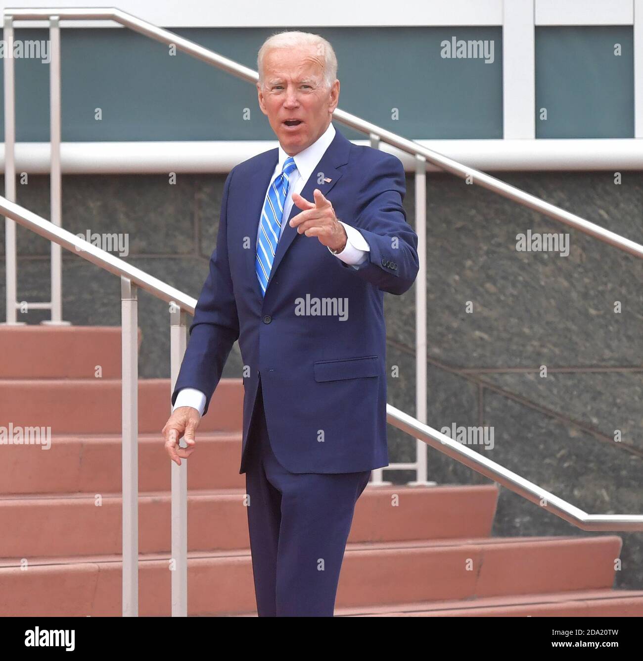 MIAMI, FLORIDA - 27. JUNI: (EXKLUSIVE BERICHTERSTATTUNG) der ehemalige Vizepräsident Joe Biden sieht aus, als sei er eine gute Stimmung mit einem kleinen Frühling in seinem Schritt, als er den Hintereingang vor der Debatte am zweiten Abend der ersten 2020 demokratischen Präsidentschaftsdebatte betritt. Ein Feld von 20 demokratischen Präsidentschaftskandidaten wurde in zwei Gruppen von 10 für die erste Debatte der Wahl 2020 aufgeteilt, die über zwei Nächte in der Knight Concert Hall des Adrienne Arsht Center for the Performing Arts of Miami-Dade County am 27. Juni 2019 in Miami stattfand, Florida Leute: Joe Biden Kredit: hoo-me.com/MediaPu Stockfoto