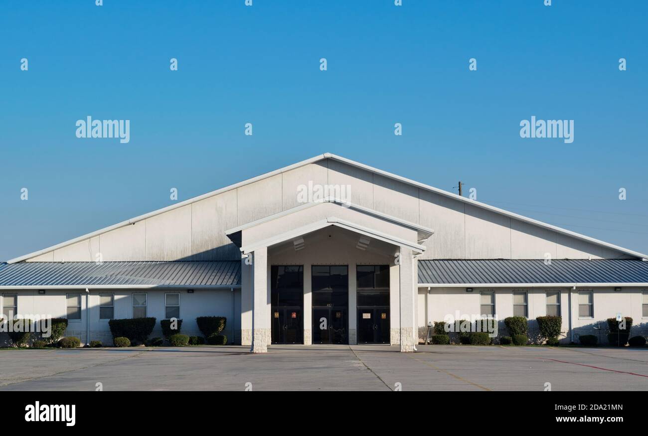 Houston, Texas/USA 11/06/2020: Neue Destiny Praise and Worship Center Fassade in Houston, TX unter klarem blauen Himmel. Leerer Parkplatz im Vordergrund. Stockfoto