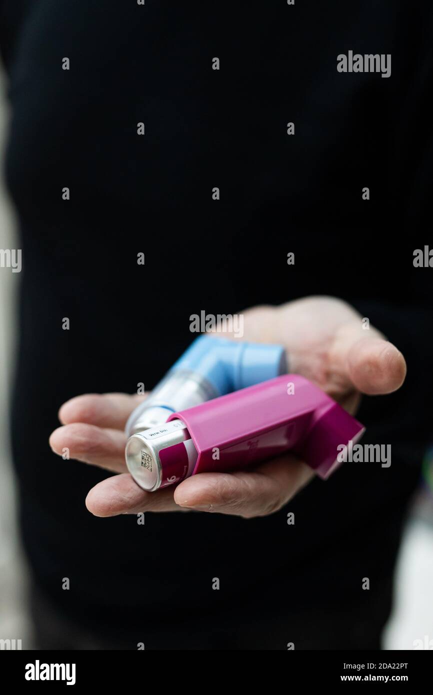 Sulzburg, Deutschland. November 2020. Ein Asthmatiker hält zwei Asthmasprays in der Hand. In Baden-Württemberg leiden Menschen seltener an Asthma als in anderen Bundesländern. Das ist das Ergebnis des neuen Gesundheitsatlas Asthma bronchiale, den die Krankenkasse AOK am Montag in Stuttgart veröffentlicht hat. Quelle: Philipp von Ditfurth/dpa/Alamy Live News Stockfoto