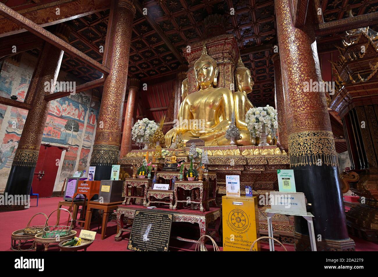 Wat Phumin hat ein einzigartiges Cruiciform Design und verfügt über vier Rücken-an-Rücken Golden Buddha Statuen, Nan, Thailand Stockfoto